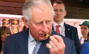 Las manías de Carlos III con la comida: todos los alimentos prohibidos en Buckingham Palace, del foie al chocolate