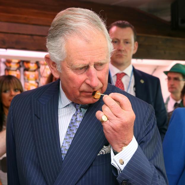 Las manías de Carlos III con la comida: todos los alimentos prohibidos en Buckingham Palace, del foie al chocolate