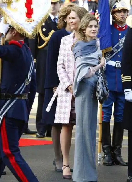 El look de la reina Letizia en el Día de la Hispanidad 2010/GTRES