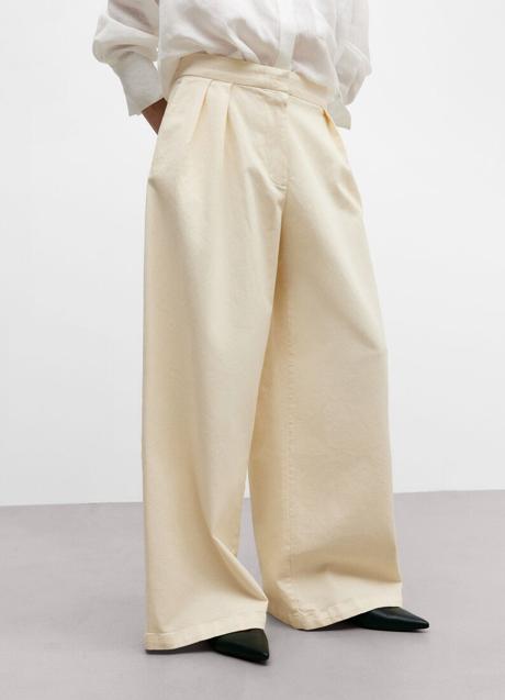 Pantalón blanco de traje de Adolfo Domínguez, 149 euros.