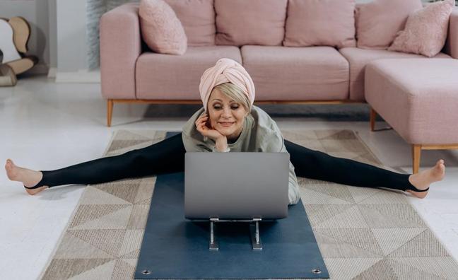 La rutina de estiramientos que debes hacer cada mañana en la oficina para evitar los dolores de espalda y activar tu cuerpo