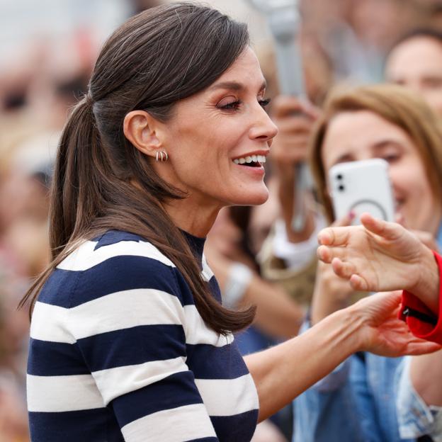 Por qué Letizia es todo sonrisas y Kate Middleton se ríe a carcajadas: la estrategia royal plebeya de la felicidad contagiosa