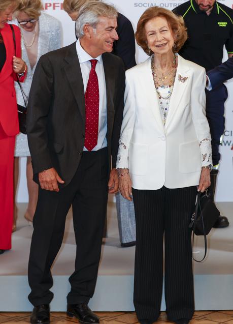 Carlos Sainz y la reina Sofía en la entrega de premios. / GTRES