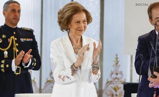 La reina Sofía combina la blazer con bordado inglés más elegante y original de su armario con su broche favorito