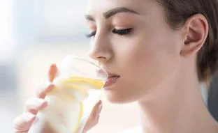Agua con pepino y limón, la infusión fría que adelgaza, refresca y cuida tu piel