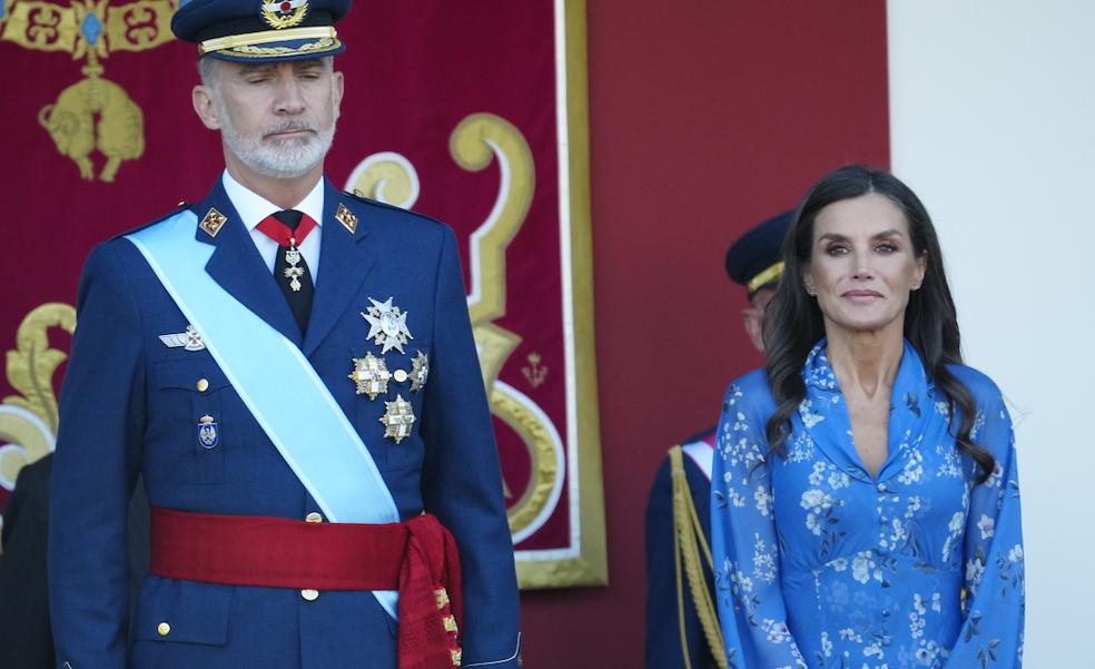 La reina Letizia sorprende en el Día de la Hispanidad con un vestido azul made in Spain elegante y favorecedor