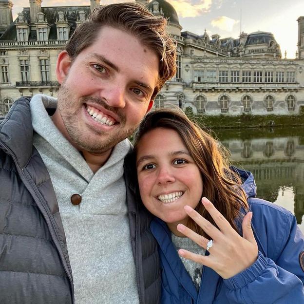 Una imagen de los novios en el momento de la pedida de mano, con anillo incluido.