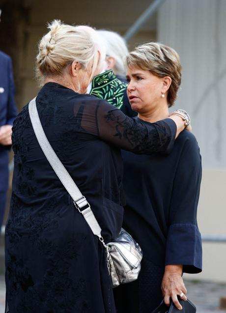 Marina Carrere dEncausse y María Teresa de Luxemburgo en el funeral de Hélène Carrère d'Encausse. / GTRES