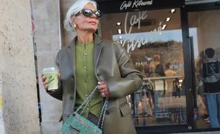 Seis ideas para looks de entretiempo que adoran las mujeres de más de 50 años y triunfan en el street style