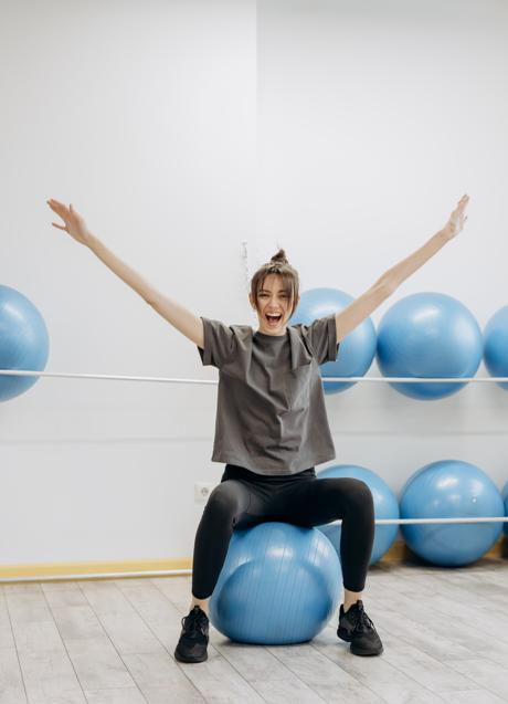 Mujer con pelota/PEXELS