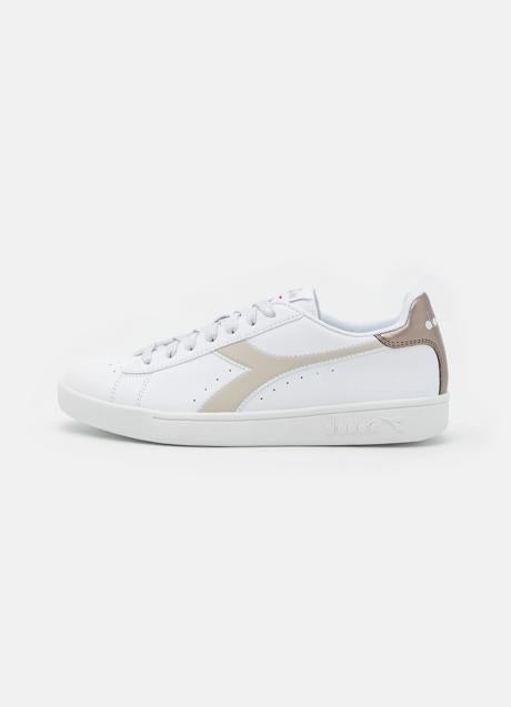 Zapatillas blancas de Diadora, 53,95 euros.