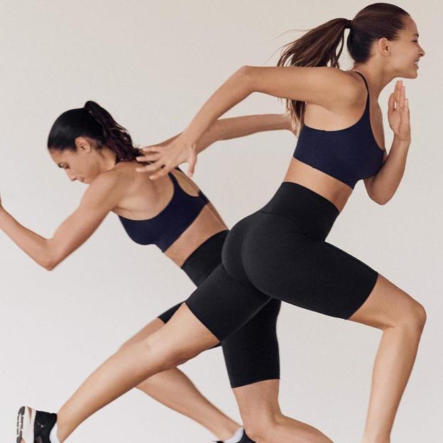 Dos jóvenes con ropa deportiva haciendo ejercicio. 