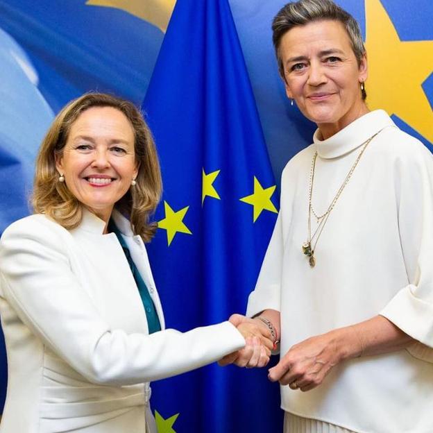 Nadia Calviño, ministra de Economía en funciones, y Margrethe Vestager, comisaria de la Competencia de la Unión Europea. 