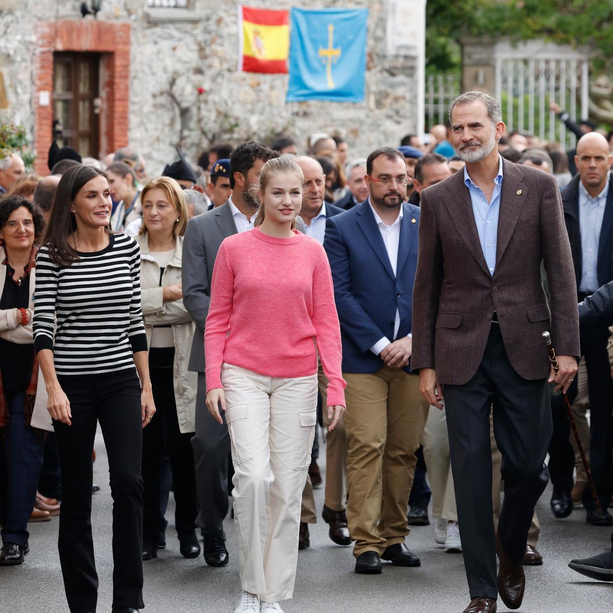 Los reyes Felipe y Letizia, junto a la princesa Leonor en tierras asturianas. /gtres