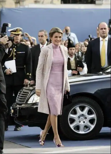 Doña Letizia con vestido rosa y abrigo en los Premios Príncipe de Asturias 2006.
