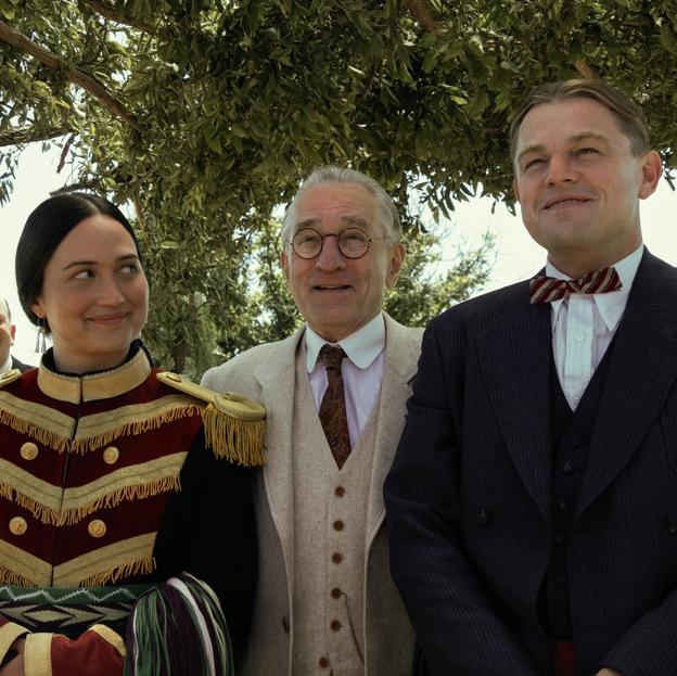 Lily Gladstone, Robert De Niro y Leonardo Di Caprio en una imagen de Los asesinos de la luna, que llega a los cines el 20 de octubre.