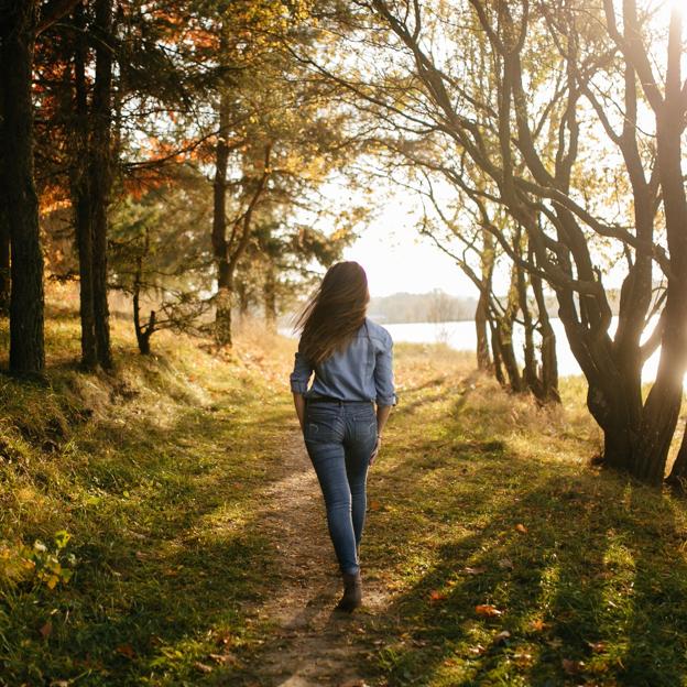 Mujer andando por el bosque. 