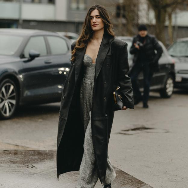 Una mujer con un estilismo en gris y negro.