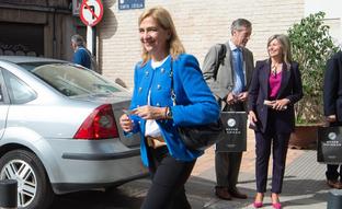 Chaqueta de Zara y zapatos bicolor: la infanta Cristina sorprende con su mejor look apostando por el estilo parisino