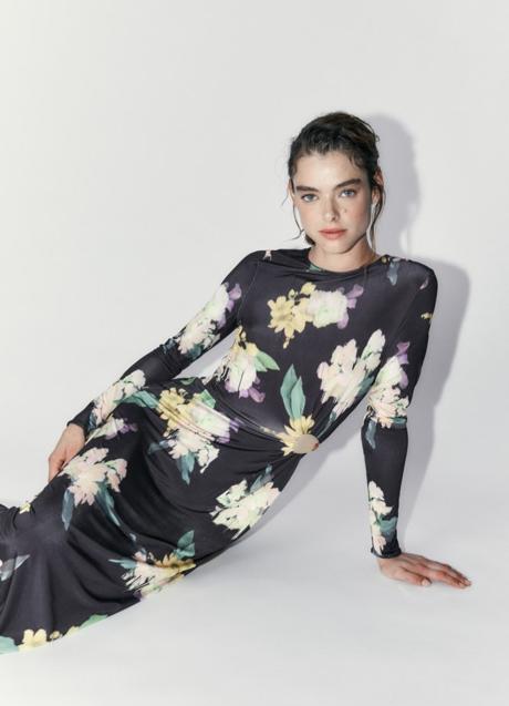 Vestido con estampado de flores de Sfera (35,99 euros)