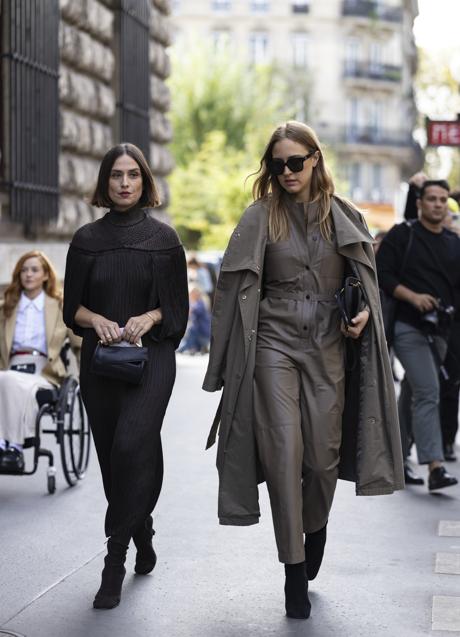 Dos mujeres con looks minimalistas en el street style. Foto: Launchmetrics spotlight.