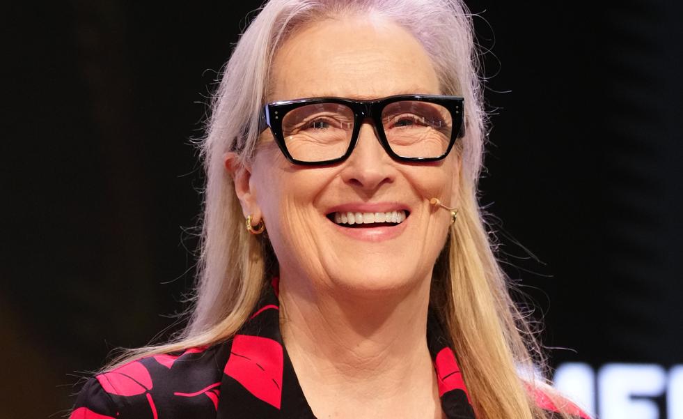 Meryl Streep arrasa en Oviedo con su baile divertido y su look cómodo: un conjunto estampado en rojo y botines negros