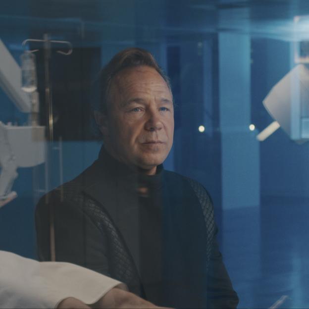 Stephen Graham es Elias Mannix en Cadáveres, el nuevo estreno de Netflix.