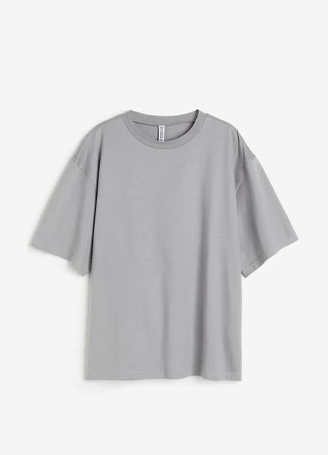 Camiseta básica en color gris de H&M. Foto: H&M.