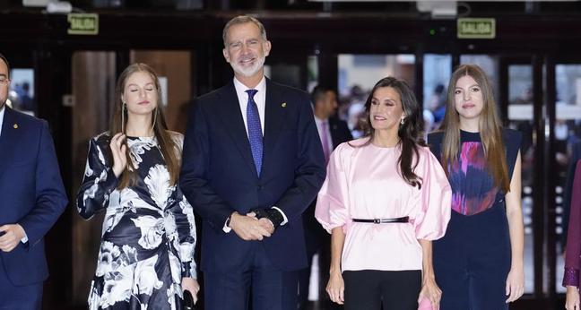 La reina Letizia sorprende con un look rosa escultural con mensaje oculto en el concierto de los Premios Princesa de Asturias 2023