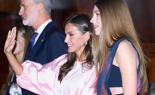 Lo que no se vio de Letizia y Leonor en el concierto de los Princesa de Asturias: la reina feliz como nunca y sus hijas, en modo trabajo