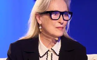 Meryl Streep ha llevado la camisa blanca más especial en Oviedo: así mejora un look de básicos