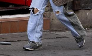 Zapatillas deportivas de marca en color gris que cuestan menos de 150 euros