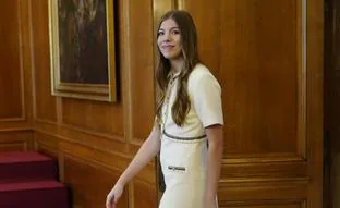 La infanta Sofía vuelve a ser la mejor vestida con un look parisino que ha llevado con bailarinas en la Audiencia de los Premios Princesa de Asturias