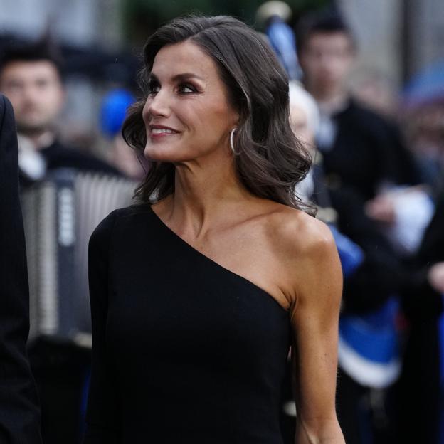 El espectacular look de la reina Leizia en los Premios Princesa de Asturias 2023: vestido negro, pelo de sirena y zapatos joya