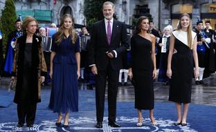 El espectacular look de la reina Leizia en los Premios Princesa de Asturias 2023: vestido negro, pelo de sirena y zapatos joya