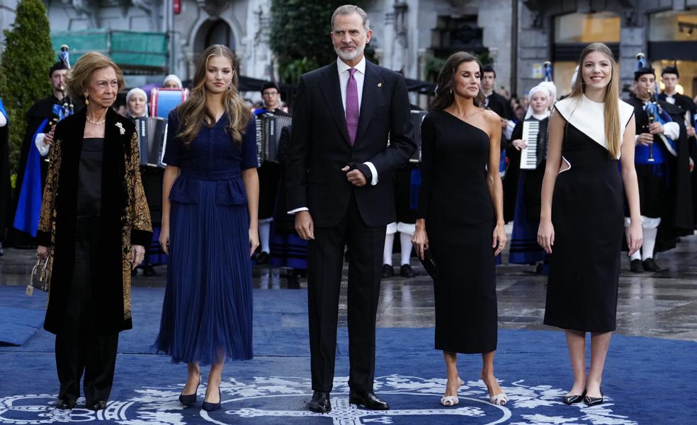 El espectacular look de la reina Leizia en los Premios Princesa de Asturias 2023: vestido negro, pelo de sirena y zapatos joya