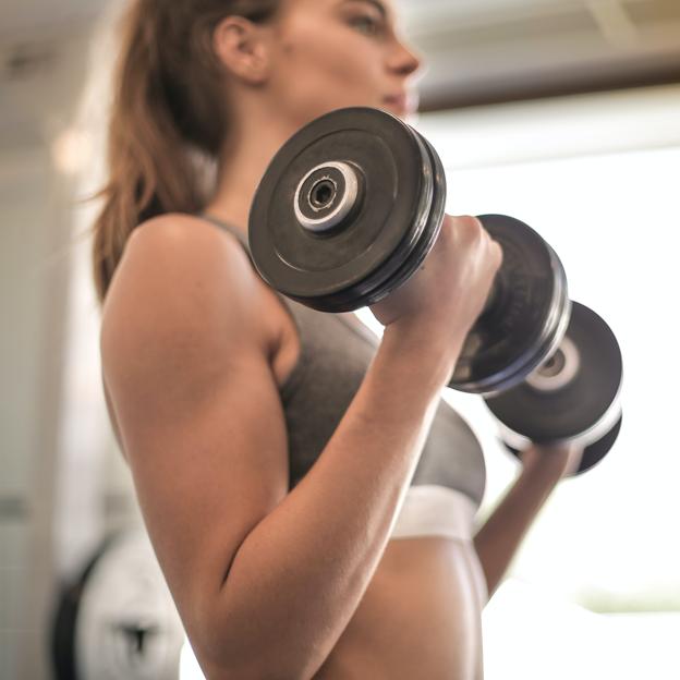 Curl Zottman, un ejercicio de fuerza que tonifica brazos y mejora la musculatura en la menopausia
