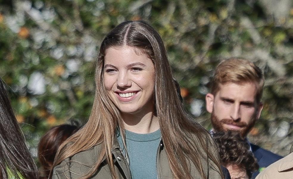 La infanta Sofía se inspira en su hermana Leonor con la chaqueta sahariana que llevó en su entrada al internado de Gales