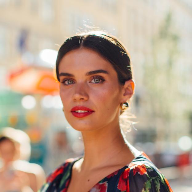 Una mujer con la piel iluminada.