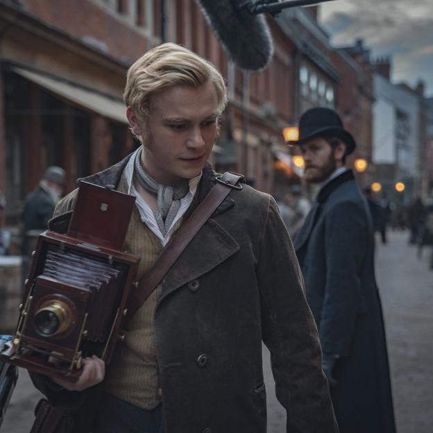 George Parker como Henry Ashe y Kyle Soller como el detective Hillinghead en una imagen de la miniserie de Netflix, Cadáveres.