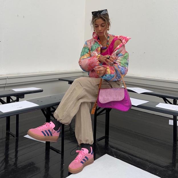 Zapatillas de colores ideales y muy cómodas para ir a la última en otoño como las influencers