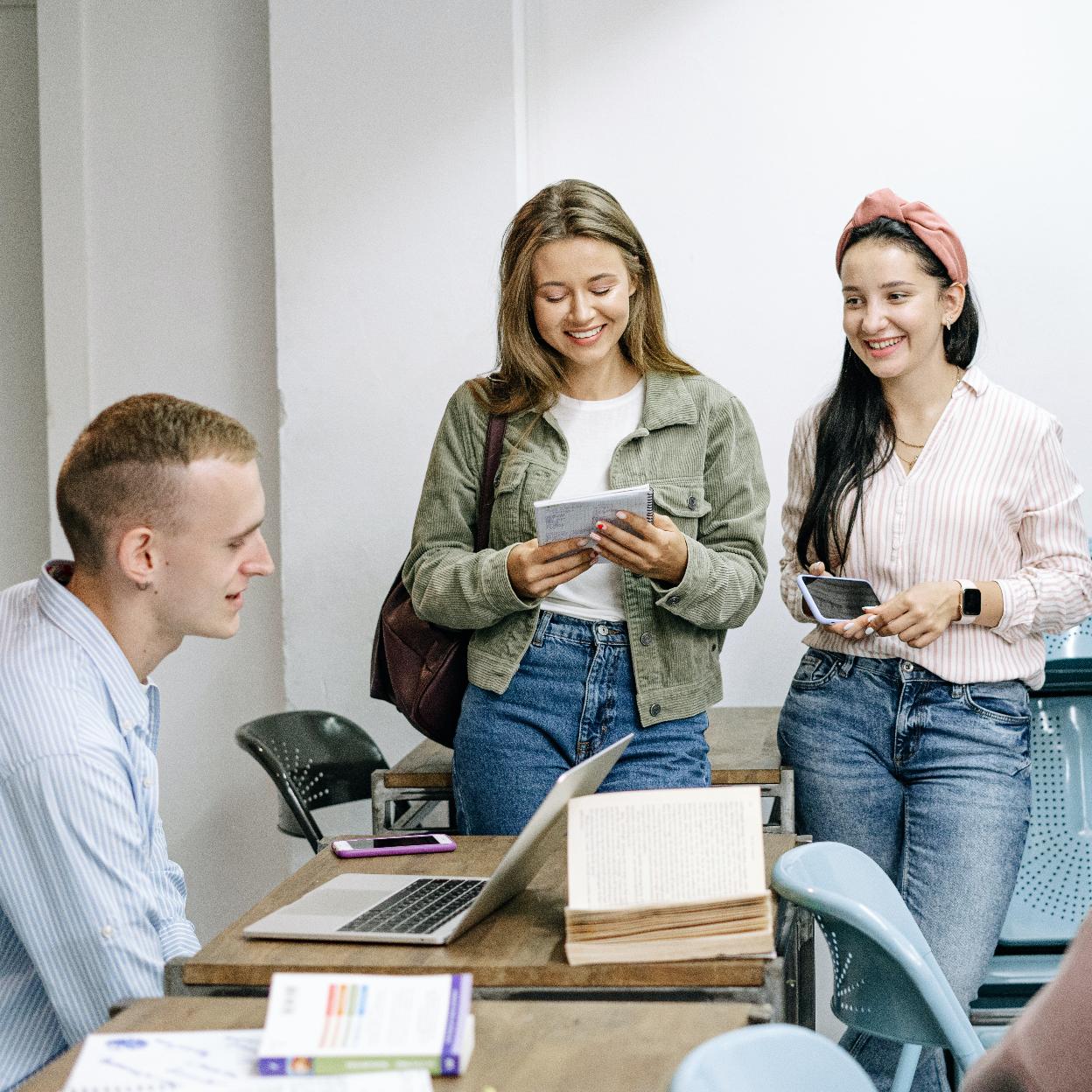 Estudiantes universitarios reunidos/pexels