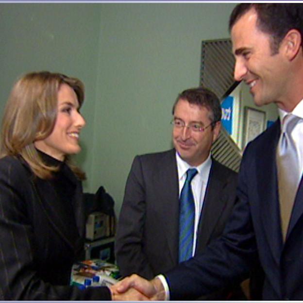 Los detalles secretos de la primera foto de Letizia y Felipe: lo que se dijeron sin hablar, analizado por un experto