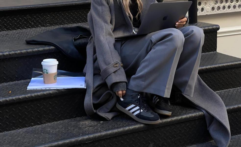 El pantalón de vestir de Zara que puedes llevar con zapatillas y conseguir el look más cómodo, elegante y calentito del otoño