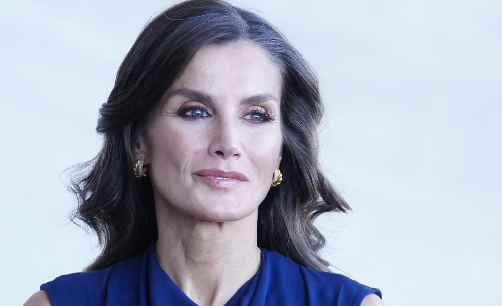 La reina Letizia sorprende en Tenerife con un espectacular look azul Klein de efecto estilizador