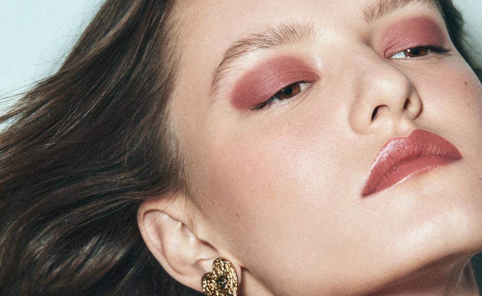 Las tendencias de maquillaje del otoño tienen un color protagonista, el burdeos