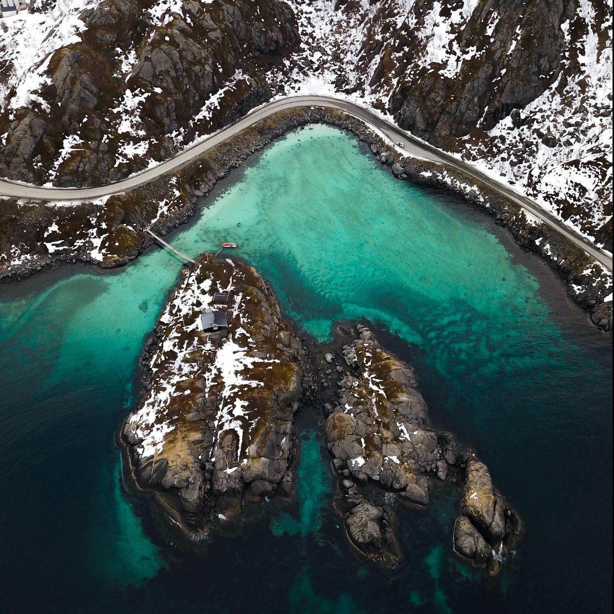 Paisaje con agua, nieve y carretera/pexels