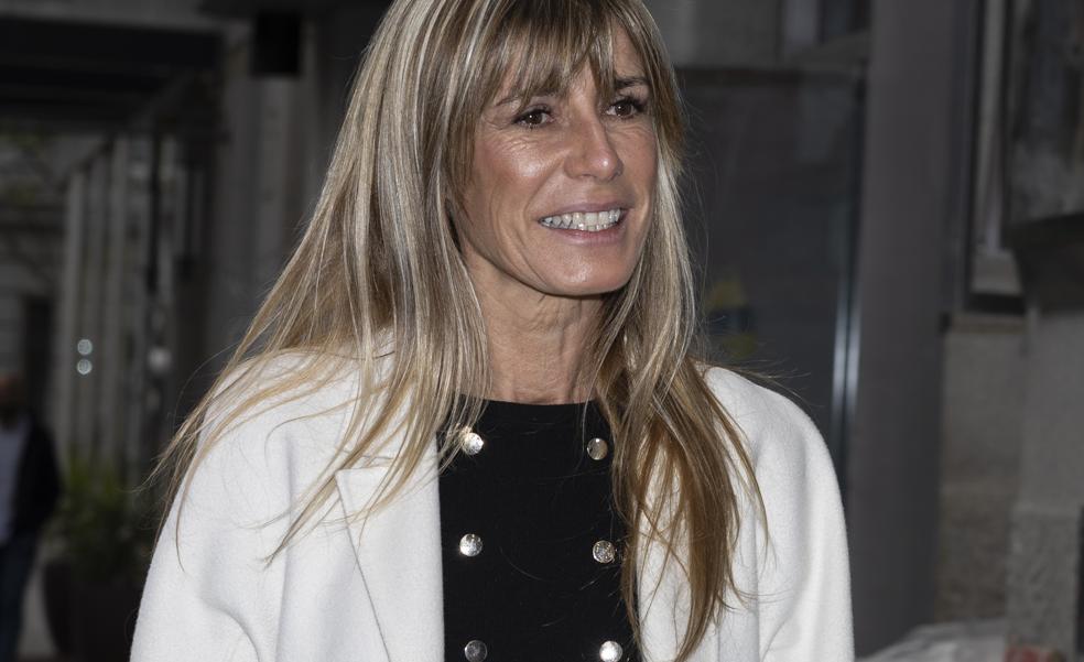 Begoña Gómez copia a la reina Letizia con el abrigo blanco más elegante que puedes comprar en Massimo Dutti