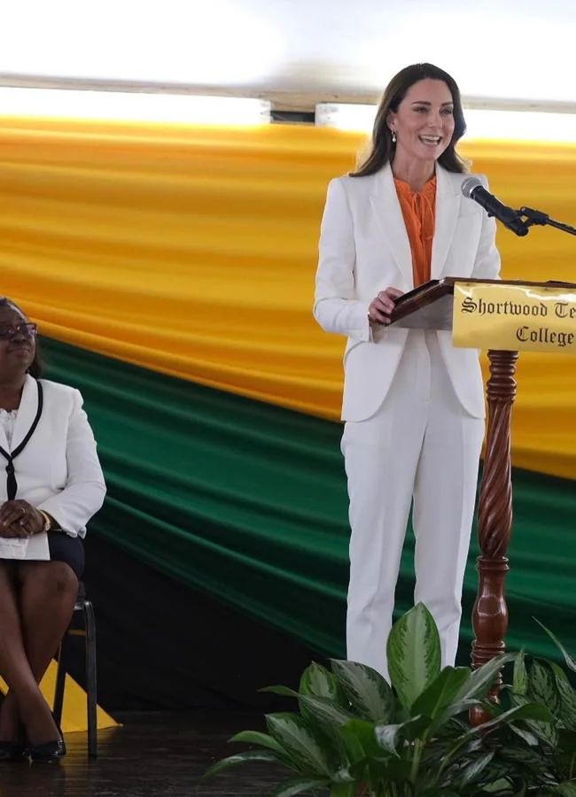 Kate Middleton ha hecho de la americana blanca su uniforme de trabajo. Aquí lleva el total look con pantalones: fue en Jamaica, en marzo de 2022. (FOTO: D.R.)