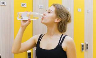 Qué es el agua protéica, la bebida de deportistas que ayuda a perder peso y mejora tu rendimiento